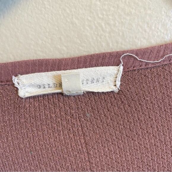 Gilded Intent M lavender long sleeve t-shirt cut out v-neck - Picture 4 of 7